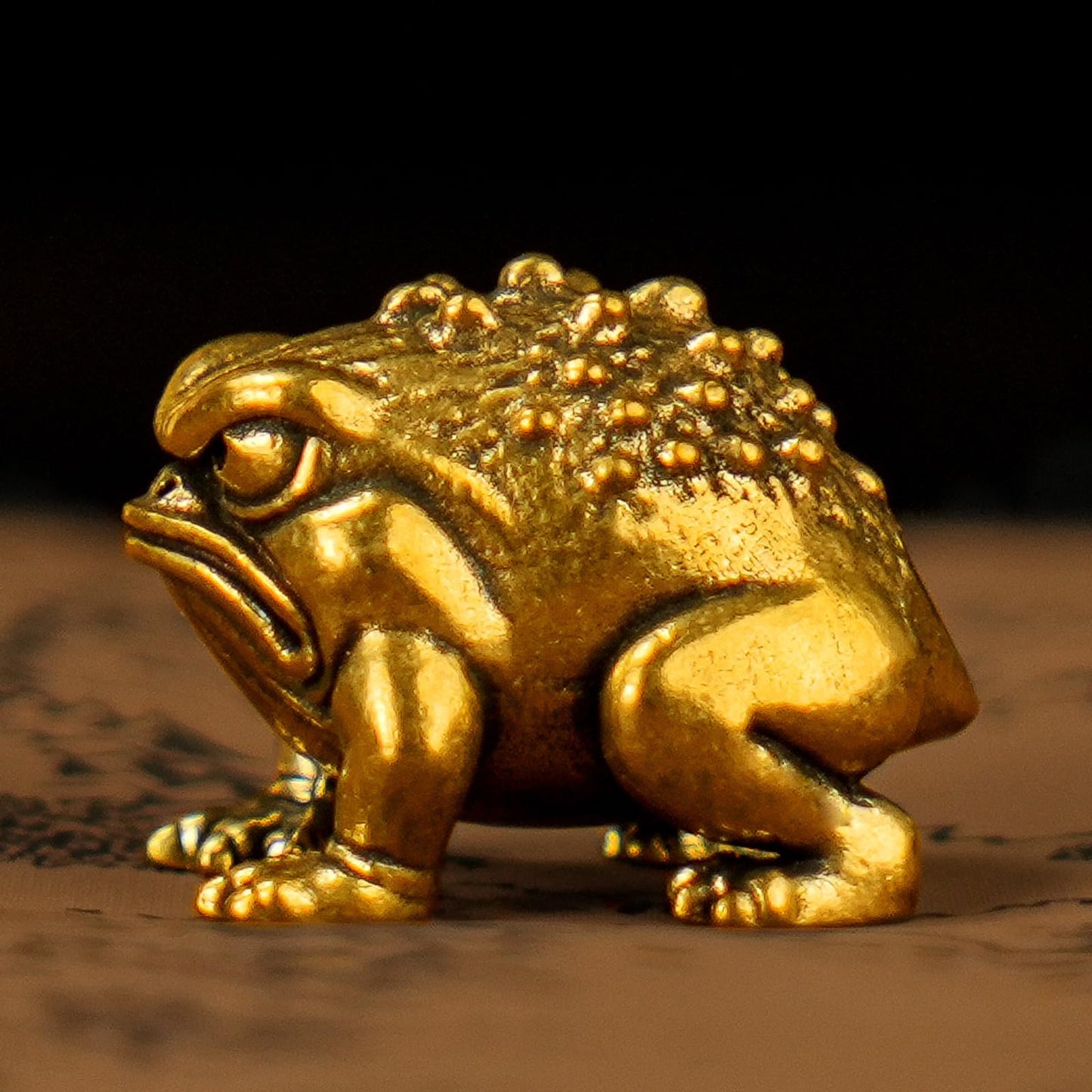 CHOVY Solid Brass Angry Frog Figurine, 100% Solid Brass Retro Statue with Vivid Eyes, Handcrafted Oddities and Curiosities Collectible for Desk, Office & Home Decor, Unique Gift for Frog Lovers