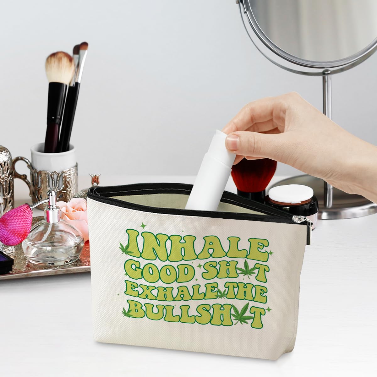 Funny Weed Makeup Bag Weed Gifts Weed Accessories Green Leaves Decor Christmas Birthday Graduation Friendship Gifts for Women Friends Leaf Lovers Aunt Her Girl Mom Grandma Travel Toiletry Bag