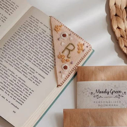 Personalized Hand Embroidered Corner Bookmark, 26 Letters Cute Flower Embroidered Corner Bookmark Embroidery Book Marker Clip for Book Lovers Bookmarks for Reading Lovers Meaningful GIF (Summer, L)