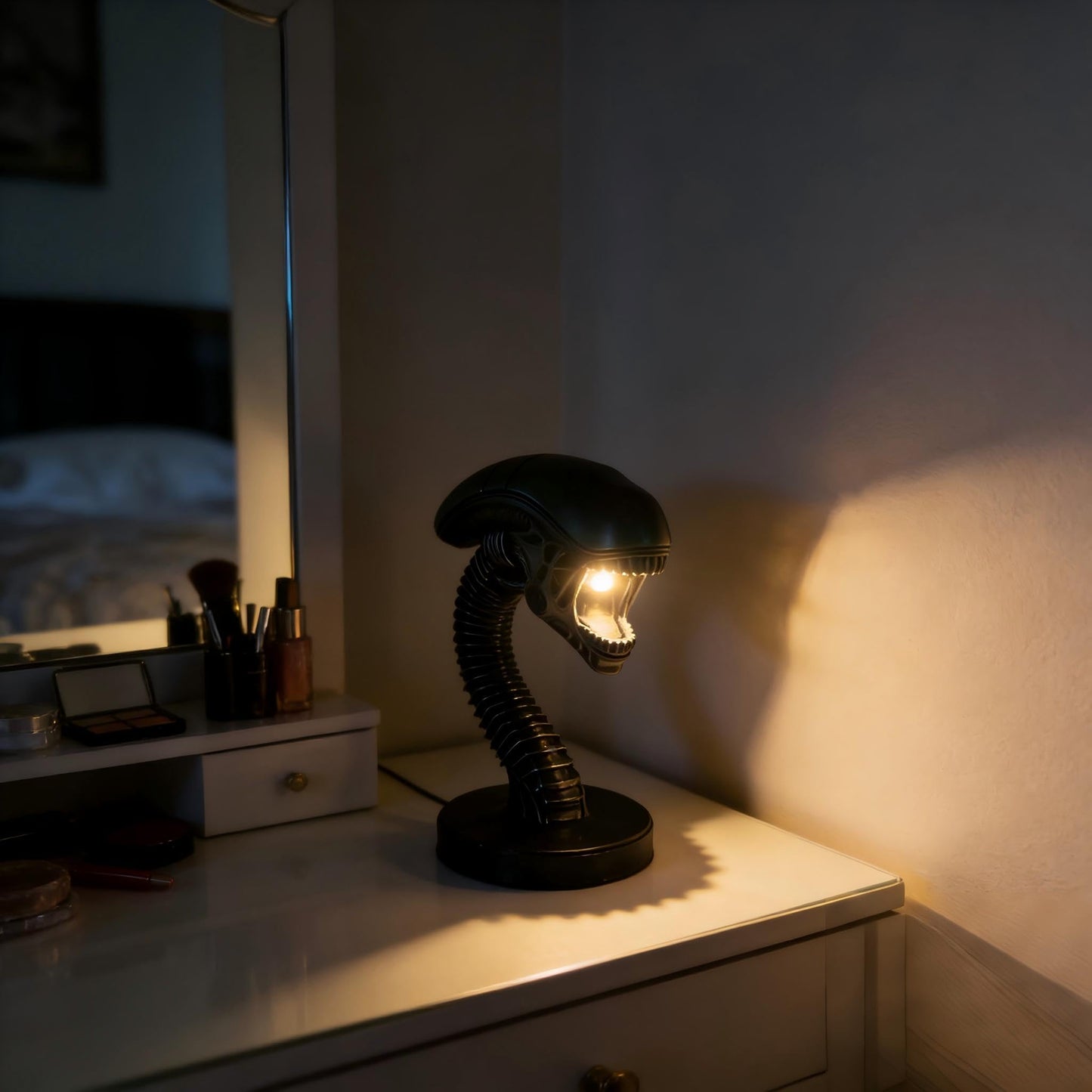 LED Desk Lamp Alien Lamp Novelty Night Light, Children's Room Desktop Reading Light,Child Room Decoration Light, Suitable for Children's Holiday Gift Science Fiction Enthusiasts