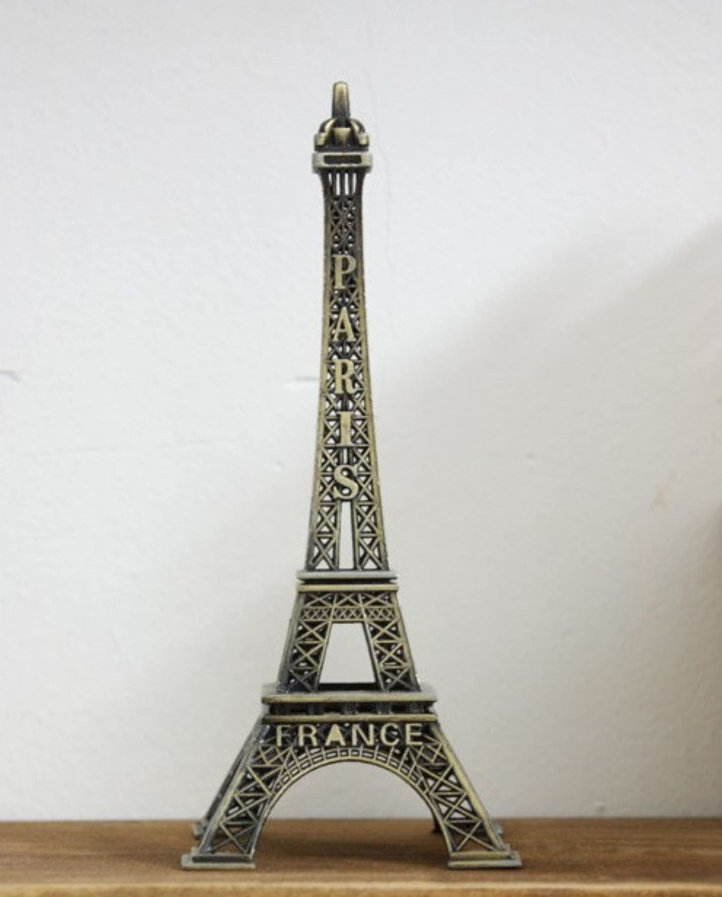 Chinshwehaw Eiffel Tower Statue Decor 8.5 Inch Alloy Metal Collectible Figurine Replica Souvenir Room French Eiffel Tower Party Decoration Table Stand Holder Gift for Cake Topper