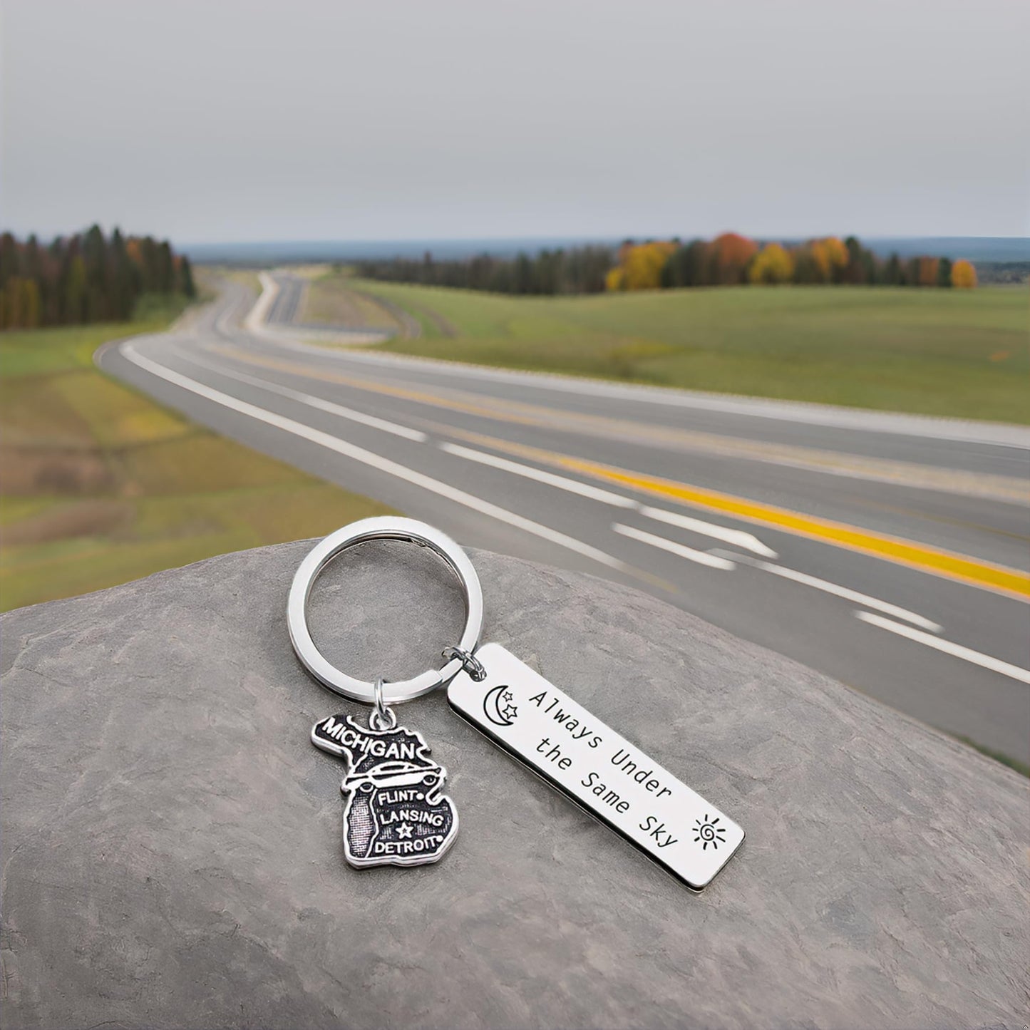JJTZX Always Under the Same Sky US State Keychain Long Distance Map Keychain Graduation Gift between Best Friends