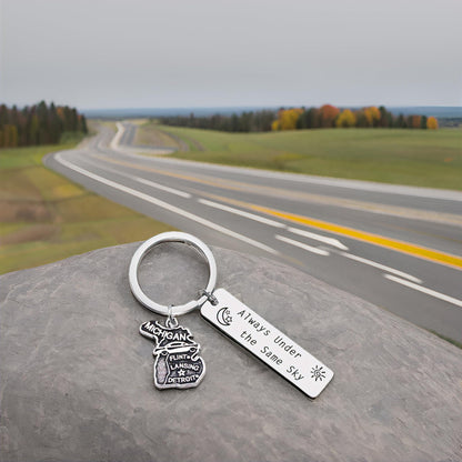 JJTZX Always Under the Same Sky US State Keychain Long Distance Map Keychain Graduation Gift between Best Friends