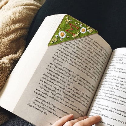 Personalized Hand Embroidered Corner Bookmark, 26 Letters Cute Flower Embroidered Corner Bookmark Embroidery Book Marker Clip for Book Lovers Bookmarks for Reading Lovers Meaningful GIF (Summer, L)