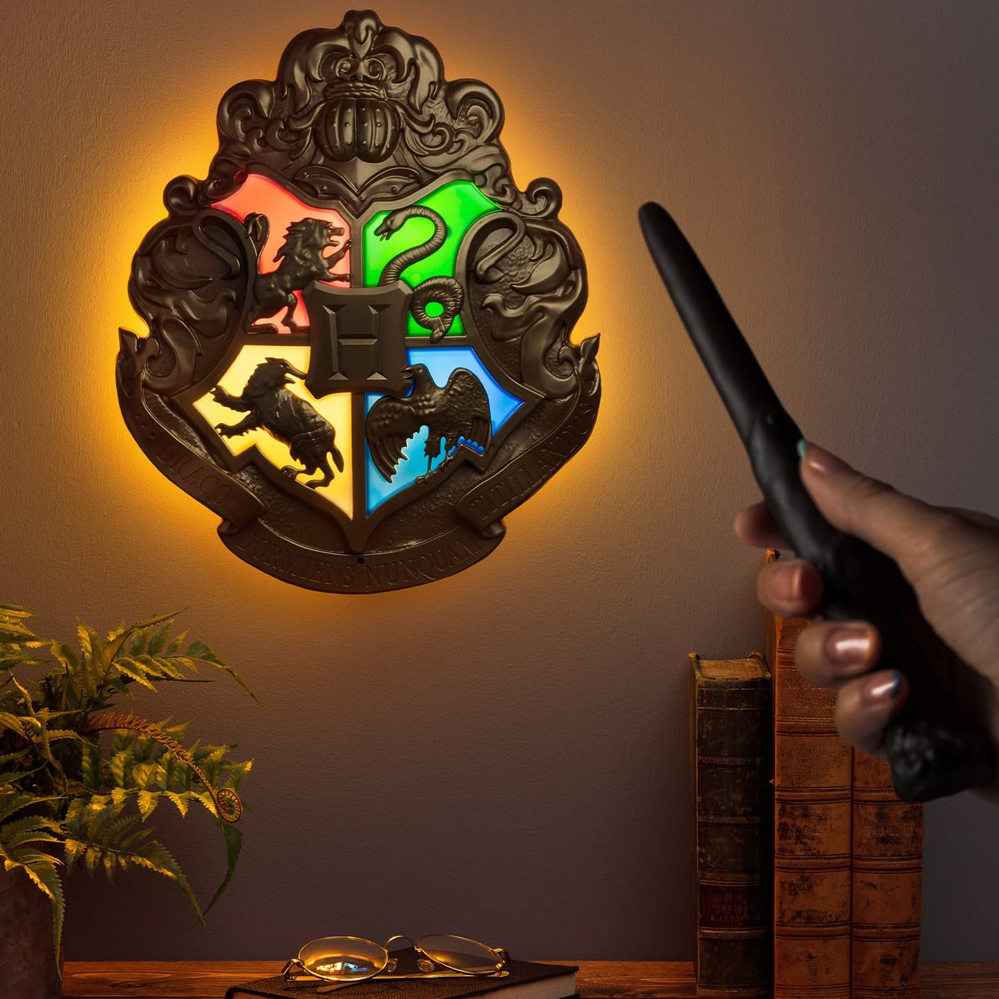 Paladone - Harry Potter - Hogwarts Crest - Lamp with Control Wands Black