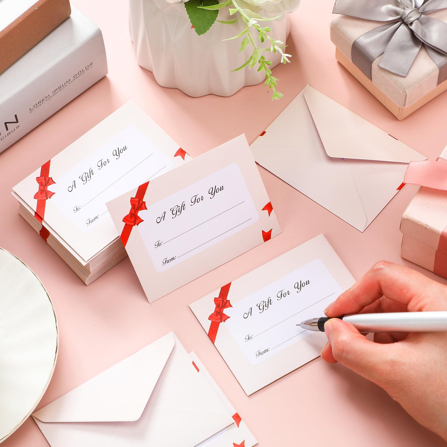 Gueevin 600 Pcs Mini Gift Card Envelopes Holiday Card Sleeves Gift Holder Small Envelopes Bulk for Note Mailing Office Wedding Birthday Party, 3.69 x 2.69 in(Red,Bow)