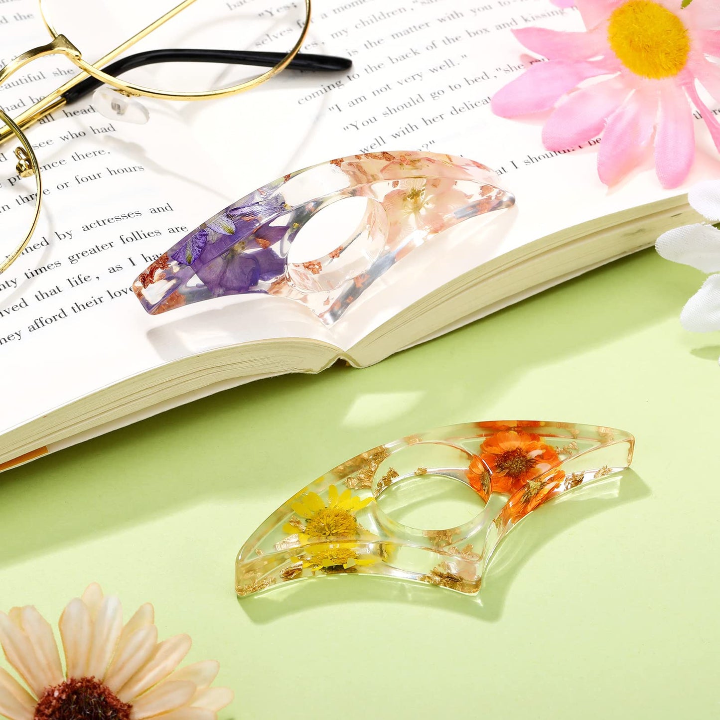 2 Pieces Dried Flower Resin Book Page Holder Transparent Thumb Ring Page Holder Handmade Personalized Flower Resin Bookmark Reading Accessories Gift for Teachers Book Lovers Literary (Adorable Style)