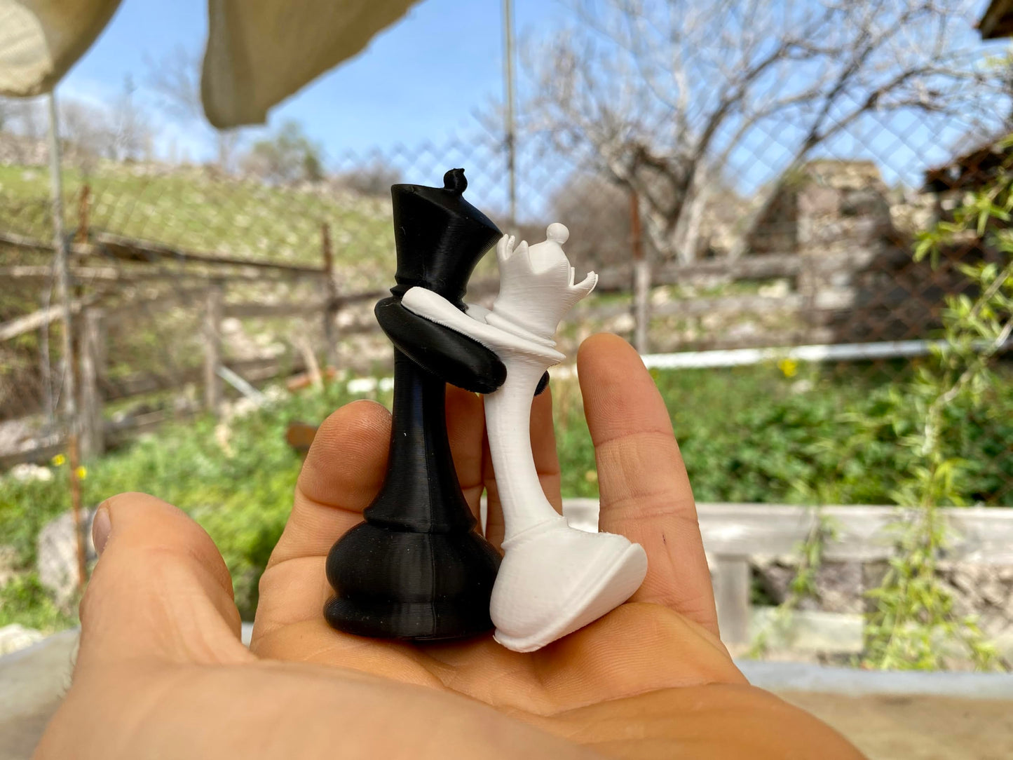 Chess King & Queen Hugging Statue – 3D Printed Romantic Chess Decor – Unique Couple Gift, Anniversary, Wedding & Valentine’s Day Decoration – PLA Chess Lovers Figurine