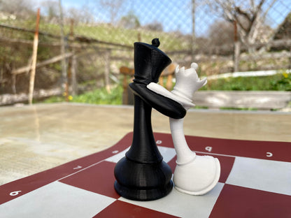 Chess King & Queen Hugging Statue – 3D Printed Romantic Chess Decor – Unique Couple Gift, Anniversary, Wedding & Valentine’s Day Decoration – PLA Chess Lovers Figurine