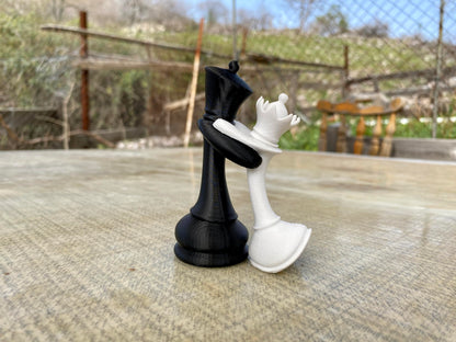 Chess King & Queen Hugging Statue – 3D Printed Romantic Chess Decor – Unique Couple Gift, Anniversary, Wedding & Valentine’s Day Decoration – PLA Chess Lovers Figurine