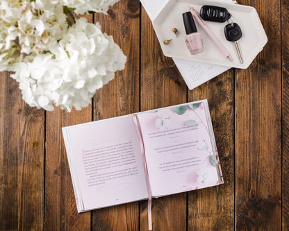 Jesus Calling for Moms, Padded Hardcover, with Full Scriptures: Devotions for Strength, Comfort, and Encouragement (A 50-Day Devotional)