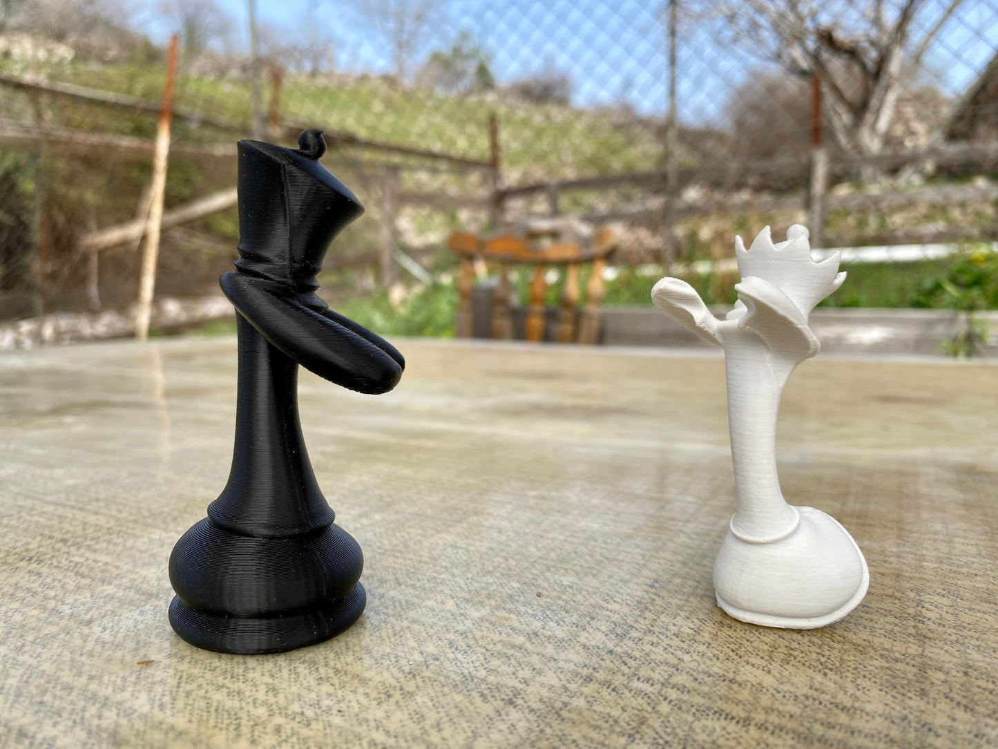 Chess King & Queen Hugging Statue – 3D Printed Romantic Chess Decor – Unique Couple Gift, Anniversary, Wedding & Valentine’s Day Decoration – PLA Chess Lovers Figurine