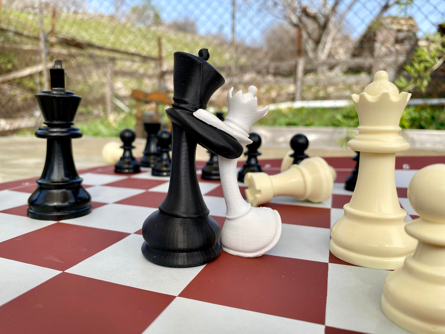 Chess King & Queen Hugging Statue – 3D Printed Romantic Chess Decor – Unique Couple Gift, Anniversary, Wedding & Valentine’s Day Decoration – PLA Chess Lovers Figurine
