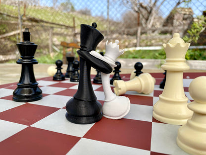 Chess King & Queen Hugging Statue – 3D Printed Romantic Chess Decor – Unique Couple Gift, Anniversary, Wedding & Valentine’s Day Decoration – PLA Chess Lovers Figurine