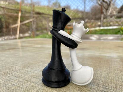 Chess King & Queen Hugging Statue – 3D Printed Romantic Chess Decor – Unique Couple Gift, Anniversary, Wedding & Valentine’s Day Decoration – PLA Chess Lovers Figurine