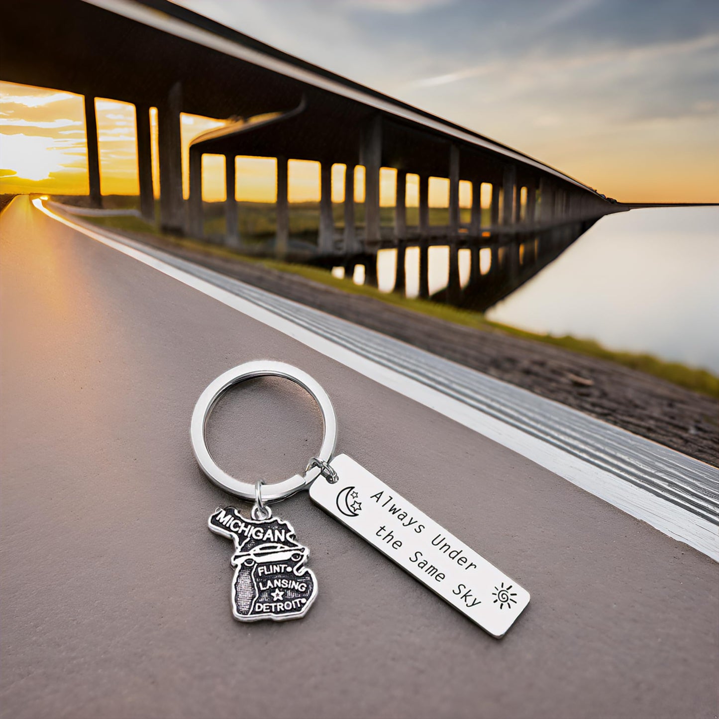 JJTZX Always Under the Same Sky US State Keychain Long Distance Map Keychain Graduation Gift between Best Friends