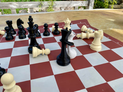 Chess King & Queen Hugging Statue – 3D Printed Romantic Chess Decor – Unique Couple Gift, Anniversary, Wedding & Valentine’s Day Decoration – PLA Chess Lovers Figurine