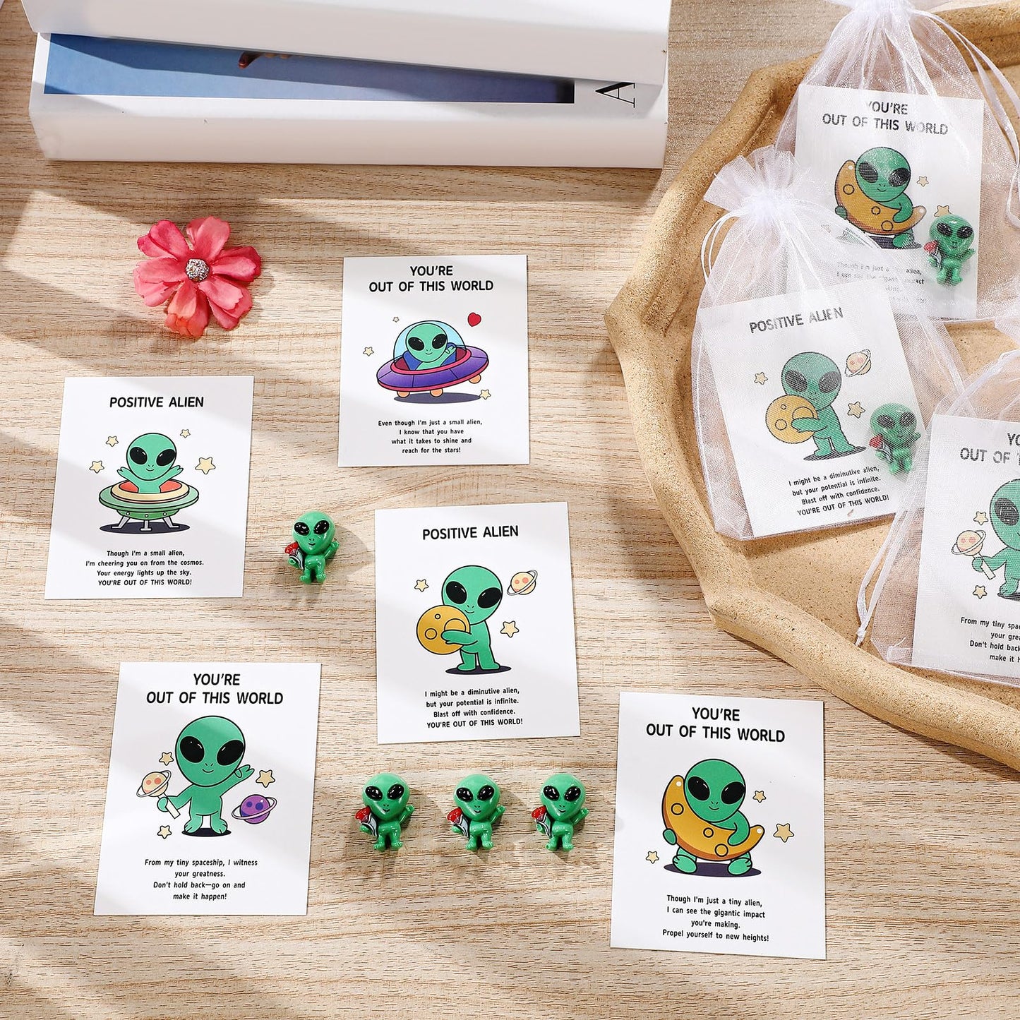 VioraWhite 25 Set Employee Appreciation Gift Alien Party Favors Gifts Bulk Mini Resin Alien Figure Pocket Hug Ufo Space Theme Note Cards Staff Thank You Gift for Coworker Graduation Party
